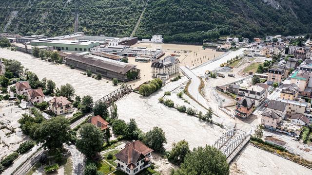 Les inondations à Sierre (ici le 30 juin 2024) ont notamment touché la zone industrielle abritant l'usine de production d'aluminium de Constellium. [KEYSTONE - OLIVIER MAIRE]