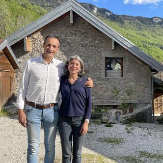 Séverine et Éric de Montalembert, devant leur maison d’accueil. [RTSreligion - Carole Pirker]