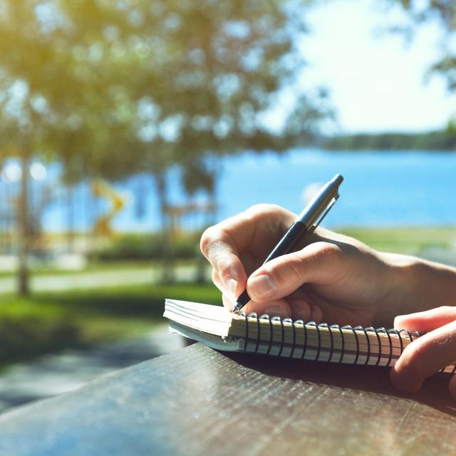 Ecriture au bord du lac. [Depositphotos - Dedivan1923]