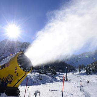 Un canon à neige à Nendaz en Valais. [Keystone - Maxime Schmid]