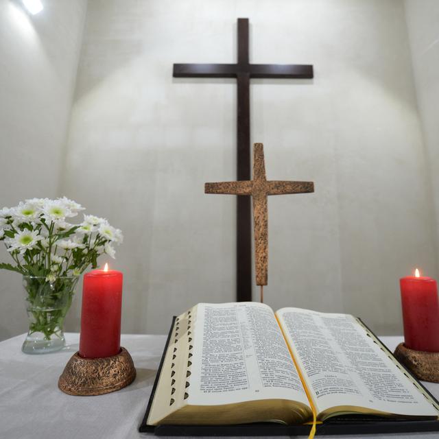 Croix, bible et bougies. [AFP - Pavel Lisitsyn / Sputnik]