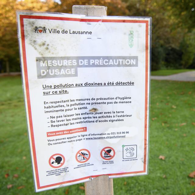 Un panneau annonce les mesures de précaution dans la zone de l'Hermitage, à Lausanne. [KEYSTONE - LAURENT GILLIERON]