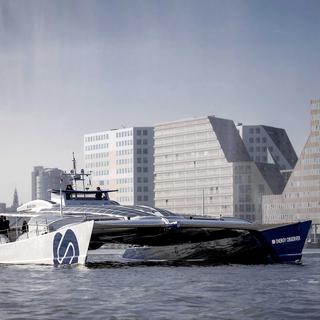 Le catamaran nommé Energy Observer arrivant à Amsterdam en avril 2019. [Keystone - Koen van Weel]