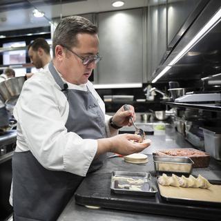 Le chef d'origine française Benoît Carcenat travaille dans sa cuisine de l'hôtel-restaurant "Valrose", le mercredi 2 novembre 2022, à Rougemont. [Keystone - Anthony Anex]
