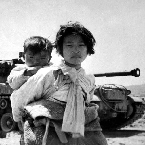Deux jeunes réfugiés coréens devant un char Patton de l'armée US. On estime que le conflit a fait plus de 800'000 morts parmi les militaires coréens, nordistes et sudistes confondus, ainsi que 57'000 au sein des forces de l'ONU. Le nombre de victimes civiles est estimé à 2 millions et le nombre de réfugiés à 3 millions. La péninsule a été dévastée par les combats et les bombardements; Séoul fut ainsi détruite à plus de 70%.