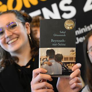 Blandine Lebrequier, membre du jury du "Prix Goncourt des lycéens 2022", présente le livre du lauréat Sabyl Ghoussoug: "Beyrouth-sur-Seine". [AFP - Damien Meyer]