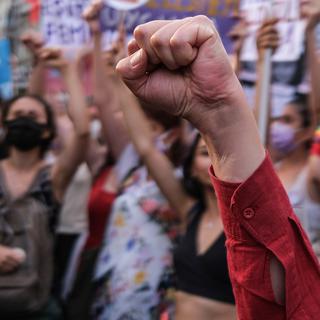 Les femmes turques sont descendues dans la rue pour manifester contre la décision controversée du gouvernement de se retirer de la Convention d'Istanbul. Ce texte fondamental dans la défense internationale des droits humains avait pour but de protéger les femmes de la violence, notamment domestique.