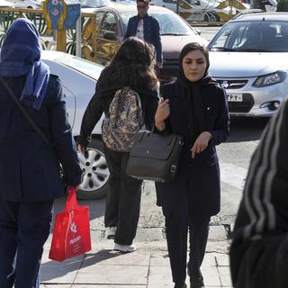 Une jeune iranienne dans la rue sans le voile imposé. [AP Photo/Keystone - Vahid Salemi]