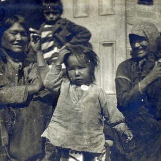 Des enfants avec leurs mères, en 1905, au Canada. [EPA/Keystone - Provincial archives of Saskatchewan]