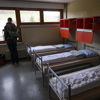Une chambre aménagée pour les requérants d'asile, notamment ceux en provenance d'Ukraine, mardi 20 décembre 2022 à la caserne militaire de Moudon (VD). [KEYSTONE - Laurent Gillieron]