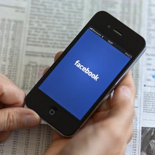 Les applications Facebook et Twitter aident à la liberté d'expression mais peuvent être piratées par les gouvernements.