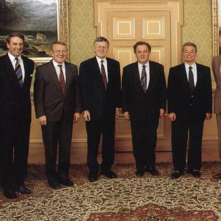 Photo de famille du Conseil fédéral en 1994.