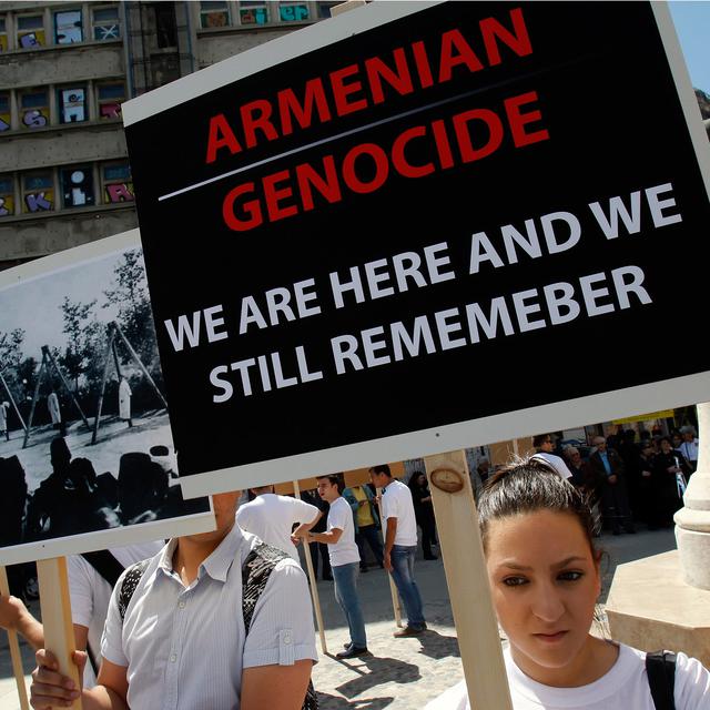 Pour commémorer le massacre de leur peuple, des membres de la communauté arménienne brandissent des banderoles dans le centre de Bucarest, le 24 avril 2014.