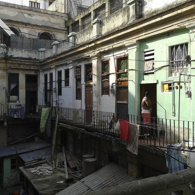 A La Havane, le solar, édifice anciennement prestigieux, a été récupéré comme habitation populaire.