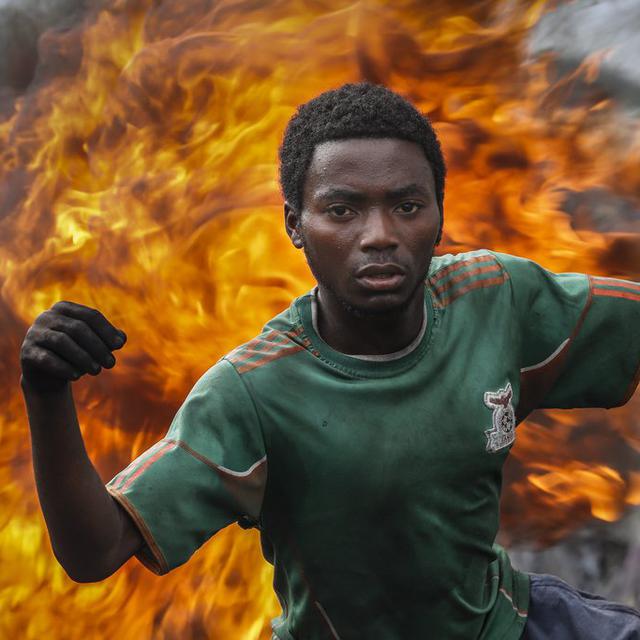 Un manifestant anti-gouvernement au Burundi.