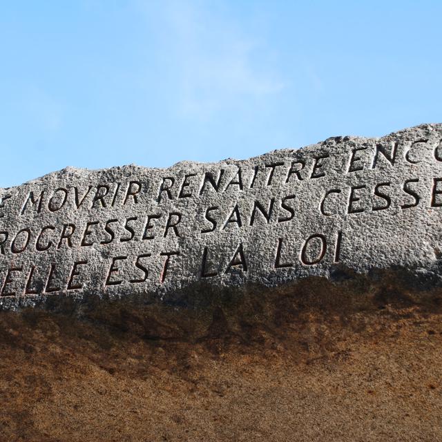 Inscription au fronton de la tombe d'Allan Kardec: "Naître, mourir, renaître encore et progresser sans cesse, telle est la loi".