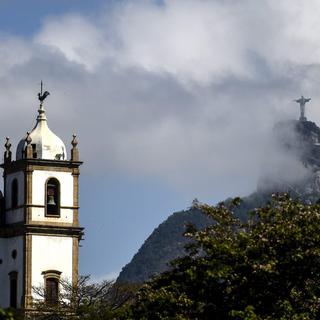 Le Christ Rédempteur et une église à Rio, au Brésil.