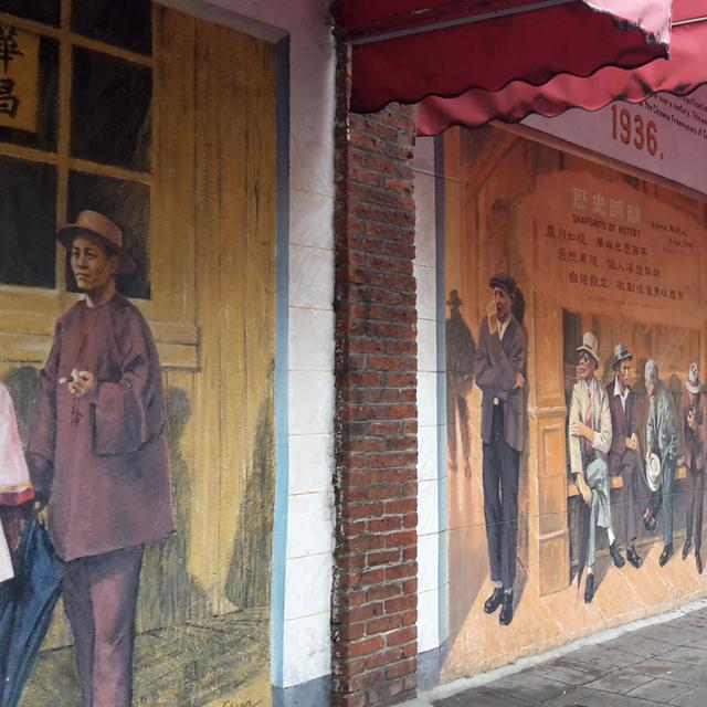 Chinatown, Vancouver (Canada). Mural de l’artiste, Arthur Cheng, retraçant les grandes vagues de l’immigration chinoise.