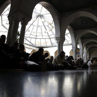 Des musulmans prient dans une mosquée en Suisse.