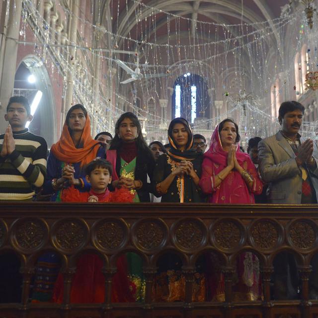 Des chrétiens dans une église pakistanaise le jour de Noël.