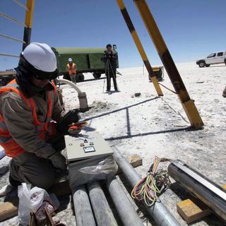 Extraction du lithium sous le lac salé d'Uyuni en Bolivie.
