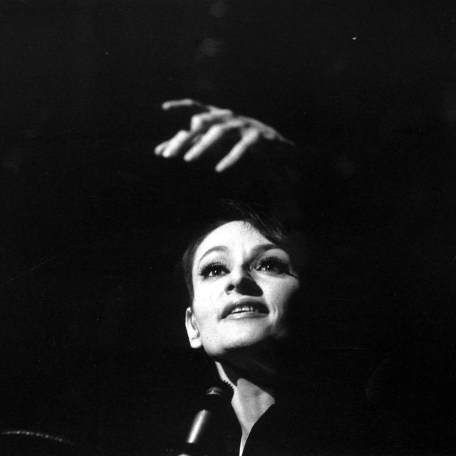 Barbara sur la scène de Bobino, à Paris, en 1967.