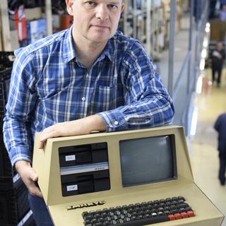 Yves Bolognini, fondateur du Musée Bolo, avec un Smaky 6, commercialisé en 1978.
