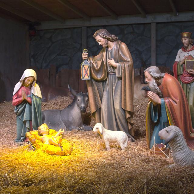 La vierge Marie et les apôtres prient l'arrivée du petit Jésus le soir de Noël.