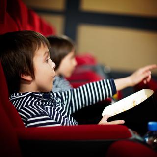 Un enfant heureux au cinéma.