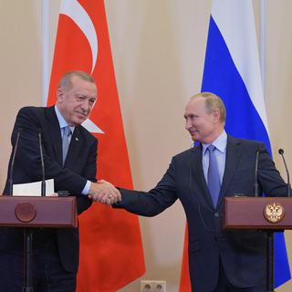 Poignée de mains à Moscou,  le 22 octobre 2019, entre Recep Tayyip Erdogan et Vladimir Poutine.