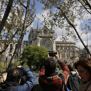 Les visiteurs affluent dans les églises parisiennes depuis l'incendie qui a ravagé Notre-Dame.