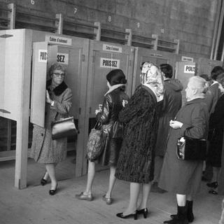 Des femmes votent en Suisse romande en 1970.