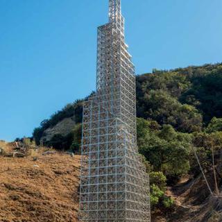 L'oeuvre "40 Foot Stepped Skyscraper" de Chris Burden exposée à ArtGenève.
