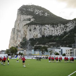 L'équipe de Gibraltar se prépare avant d'affronter la Suisse.