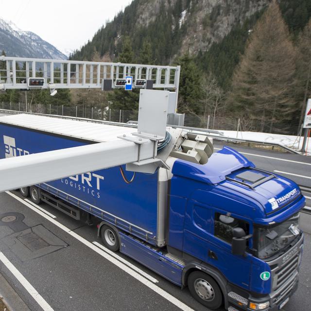 Quelque 898'000 camions et semi-remorques ont traversé les Alpes en 2019.
