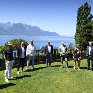Les membres des associations A.Live posent devant le Lac Léman.
