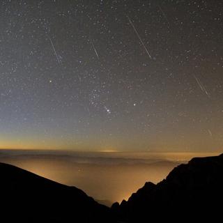La pluie d'étoiles filantes des Perséides observée en 2017 depuis le mont Omu, dans les Carpates roumaines