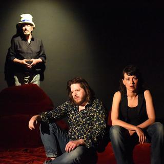 Philippe Mathey, Lionel Brady et Julia Batinova dans "The Big Bukowski" sur la scène du Théâtre des Amis, à Carouge (GE).