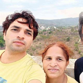 Ajay Koli entouré de ses parents Savitri et Ram Prasad Koli.