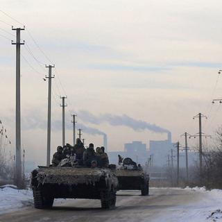 Blindés des forces ukrainiennes à proximité de la ligne de front dans le Donbass en février 2017.