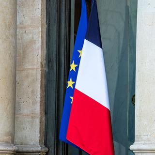 Le drapeau de la France et celui de l'Union européenne.