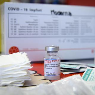 Une fiole de vaccin Moderna et du matériel de vaccination.