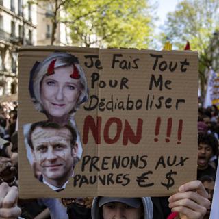Des manifestants défilent lors d'une manifestation exprimant leur opposition et leur colère envers les deux candidats restants au second tour de l'élection présidentielle française, à Paris, France, le 16 avril 2022.
