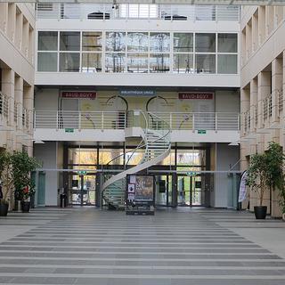 L'intérieur du bâtiment UNIMAIL de l'Université de Genève.
