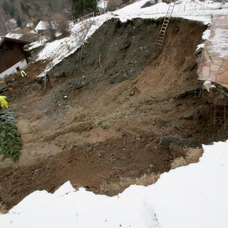 Le 17 novembre 1939, un éboulement dévaste les hameaux de Saxé et Châtaignier en Valais.