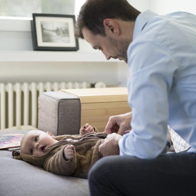 Le congé paternité de 10 jours est entré en vigueur en 2021 en Suisse.