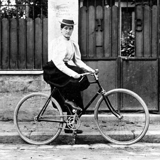 Femme à vélo 19ème.