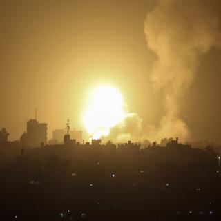 Des images des frappes israéliennes sur la bande de Gaza, le 19 avril 2022, en représailles au tir d'une roquette sur l'Etat hébreu.