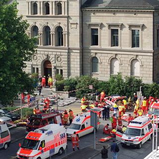 Des ambulances devant le Parlement zougois après la fusillade du 27 septembre 2001.