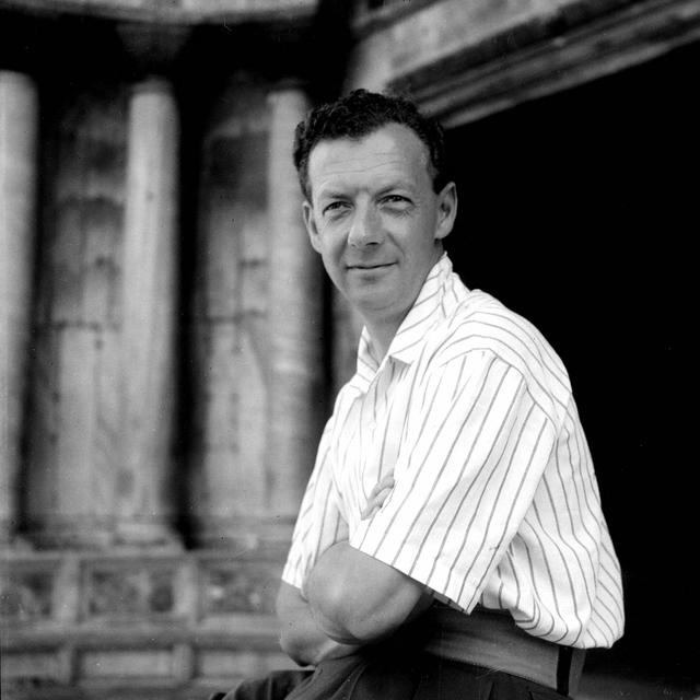 Benjamin Britten (1913-1976), compositeur anglais, au festival de Venise, en 1954.